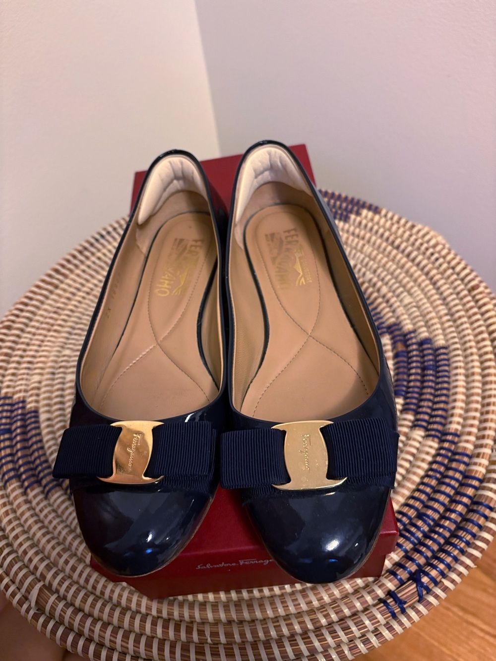 SALVATORE FERRAGAMO Varina Patent Navy Blue Leather Bow Ballet Flats EUC Sz 7.5 - Picture 10 of 12